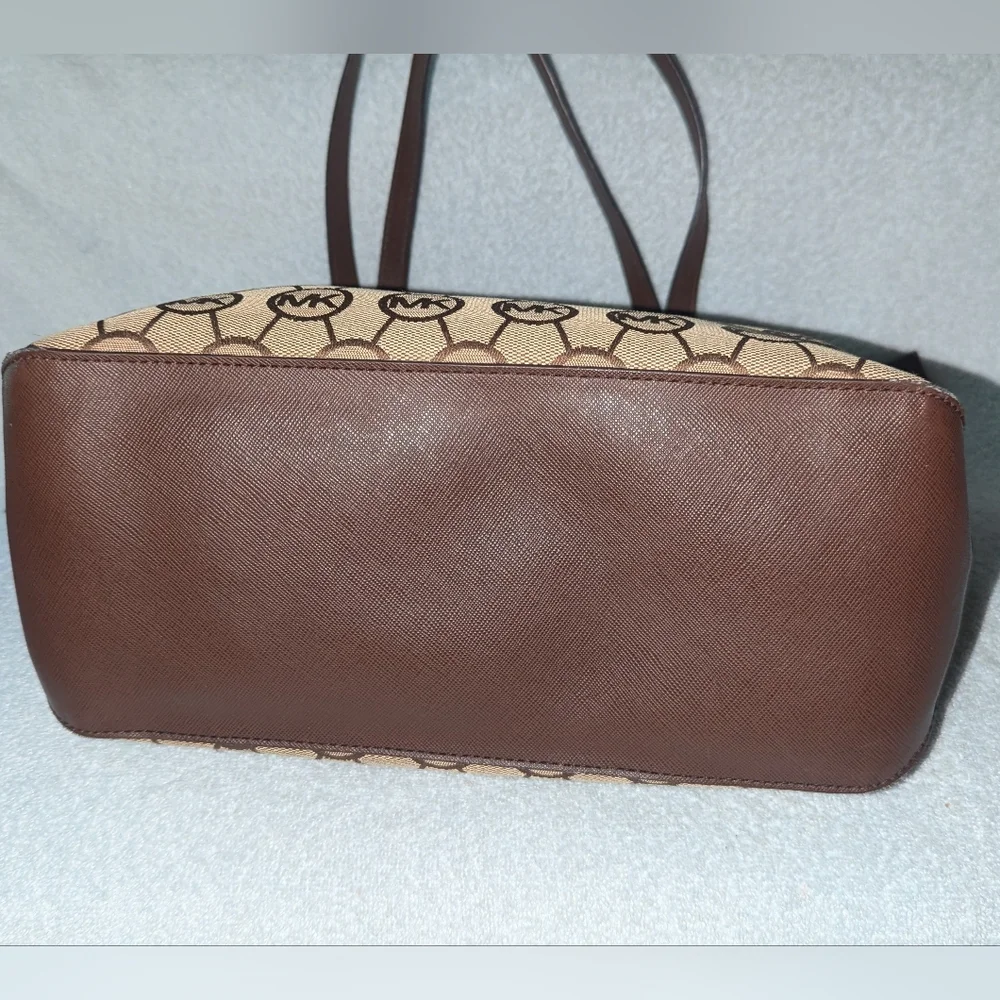 Michael Kors signature Kempton tote bag.